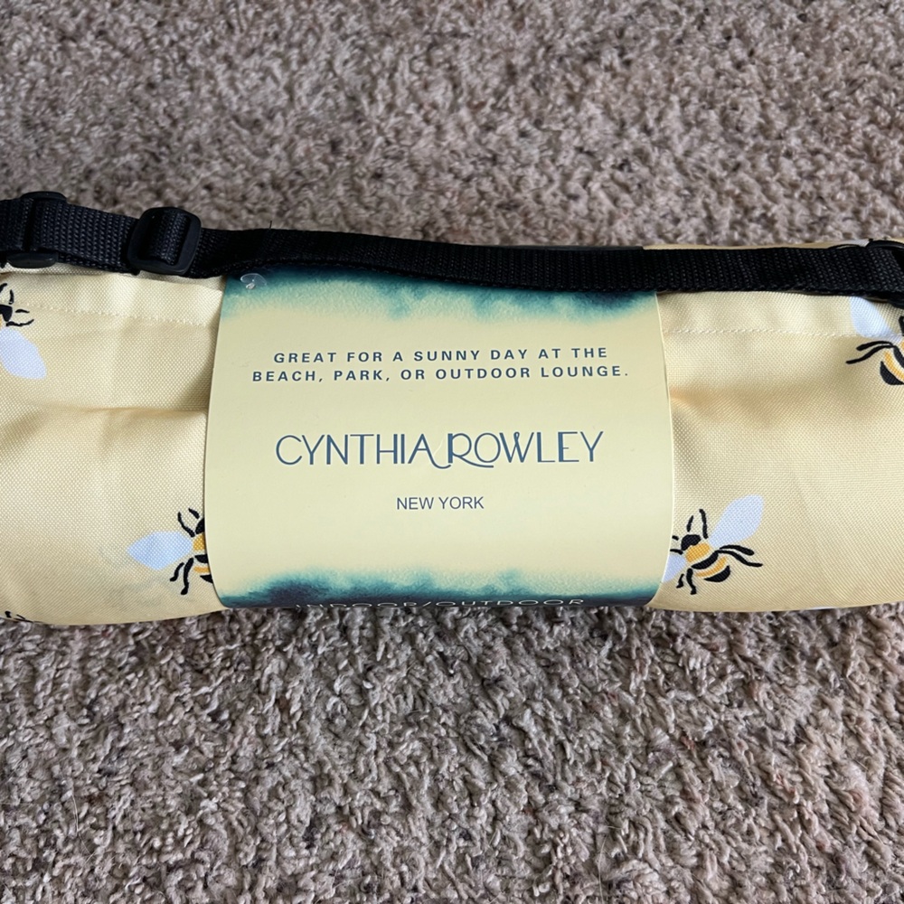 Cynthia Rowley Yellow and White Bee Print indoor/outdoor blanket